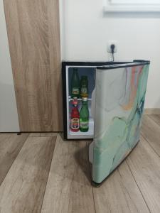 a small refrigerator with drinks in it on the floor at Napoli sobe in Sveti Ivan Žabno