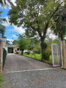 eine Auffahrt mit einem Tor vor einem Haus in der Unterkunft Casa da Guia Canyons in Praia Grande + 5 Fotos