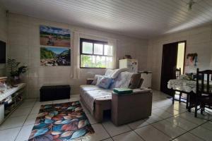 ein Wohnzimmer mit Sofa und Tisch in der Unterkunft Casa da Guia Canyons in Praia Grande