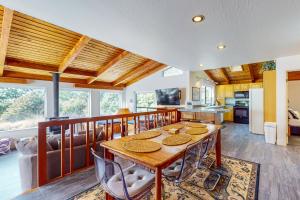 une cuisine et une salle à manger avec une table et des chaises dans l'établissement The Bobcat House, à Sea Ranch