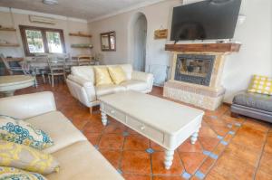 Et tv og/eller underholdning på Villa Luna- Pool with Jacuzzi by the Beach