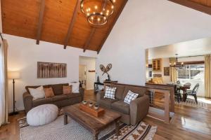 ein Wohnzimmer mit Sofa und Tisch in der Unterkunft Northstar retreat fire pit outdoor in Lake Arrowhead