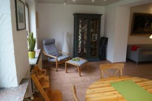 una sala de estar con una mesa y sillas en Haus Sonneck, en Willingen
