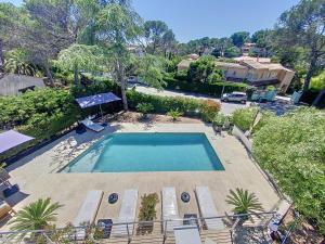 an overhead view of a swimming pool in a yard at "LES ALIZES" Côté PISCINE PROCHE BORD DE MER in Saint-Raphaël