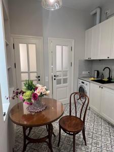 リヴィウにあるSweet Apartaments near Opera Houseの花瓶に花が飾られたテーブルのあるキッチン +7枚の写真