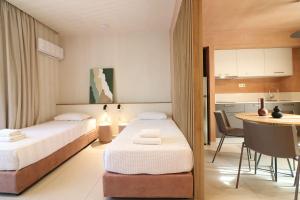 パノルモス・レティムノにあるPhiloxenia Apartmentsのベッド2台とキッチン付きのホテルの部屋 +41枚の写真