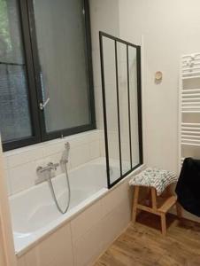 Et badeværelse på Appartement 4 chambres avec terrasse + 8 billeder