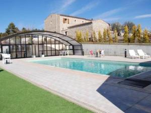 une grande piscine devant un immeuble dans l'établissement Chambres d'hôtes à Pêtre, à Entrevennes