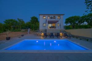 Bassein majutusasutuses Holiday home Elena with pool või selle lähedal