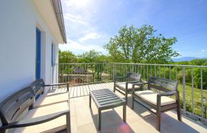 Rõdu või terrass majutusasutuses Holiday home Elena with pool