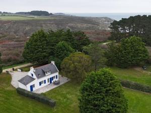 an aerial view of a white house in a field at Maison indépendante avec jardin près de la plage - FR-1-418-231 in Locmaria
