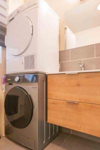 a washing machine in a kitchen with a sink at Ilot de paix in Ostend