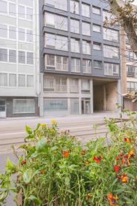 an apartment building with a plant in front of it at Ilot de paix in Ostend