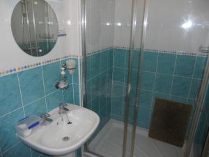 een badkamer met een wastafel en een douche bij The Gordon in Scarborough