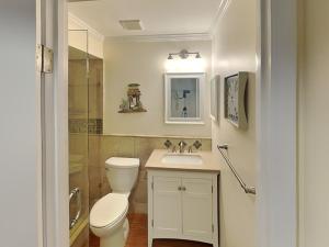 Un baño blanco con inodoro y lavabo. en Sea Winds 52, en St. Augustine