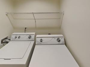 una habitación con dos electrodomésticos blancos en una habitación blanca en Sea Winds 52, en St. Augustine