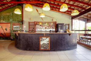 Un restaurante con un bar en medio de una habitación. en Hotel Dellamares, en Ubatuba 24 fotos más