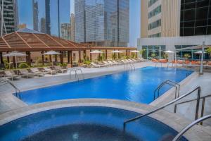 בריכת השחייה שנמצאת ב-Pullman Doha West Bay או באזור