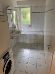 Un baño con bañera, lavabo e inodoro. en 2BR near city center - Vineyard 21, en Zúrich 5 fotos más