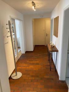 Un pasillo vacío con una mesa y un suelo. en 2BR near city center - Vineyard 21, en Zúrich