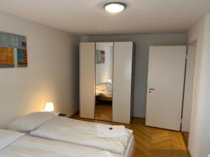 Un dormitorio con dos camas y un espejo. en 2BR near city center - Vineyard 21, en Zúrich