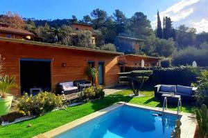 une maison avec une piscine dans une cour dans l'établissement Entre Mer & Montagne !, à Levens