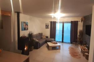 un salon avec un canapé et une table dans l'établissement Entre Mer & Montagne !, à Levens