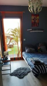 une chambre avec un lit et une grande fenêtre dans l'établissement Entre Mer & Montagne !, à Levens 28 autres photos