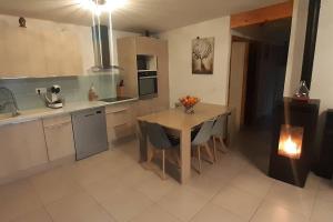 une cuisine avec une table et des chaises dans une cuisine dans l'établissement Entre Mer & Montagne !, à Levens