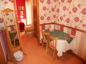 een kleine eetkamer met een tafel en stoelen bij The Gordon in Scarborough