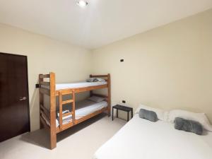 アラフエラにあるbambu houseの二段ベッドが2つある部屋