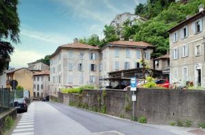 una calle de la ciudad con edificios al lado de la carretera en RELAX HOUSE 7min in bus dal Lago, en Como