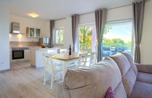 Köök või kööginurk majutusasutuses Holiday home Elena with pool