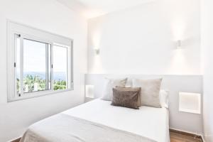 a white bedroom with a bed and a window at Casa Nieves, vistas únicas y tranquilidad in San Andres y Sauces +26 photos