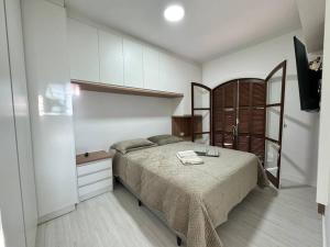 um quarto com uma cama grande em um quarto em Apartamento da Jessie em Poços de Caldas em Poços de Caldas