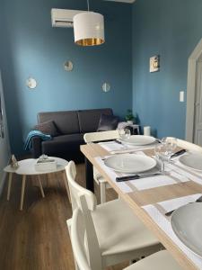 Un comedor con una mesa y sillas y un sofá. en Marianne 4, en Bergerac