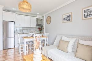 Una sala de estar con un sofá blanco y una mesa. en Sarelen 3, paz y excelente ubicación, en Breña Baja