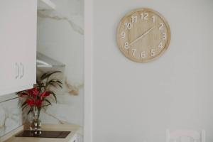 un reloj colgando en una pared junto a un jarrón en Sarelen 3, paz y excelente ubicación, en Breña Baja