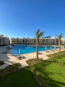 Bazén v ubytování M Residence with Pool View & Beach Access - El Gouna, Hurghada nebo v jeho okolí