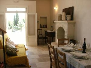 Posezení v ubytování Trulli e Masseria Ianella + 33 fotografií