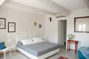 a white bedroom with a bed and a table at Il Nettare in Riomaggiore