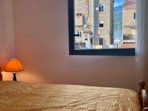 プロプリアノにあるPORTO PIANO 2 pièces en centre-villeのベッドと景色の見える窓のある寝室 +6枚の写真