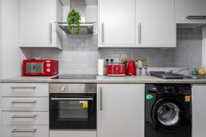 Η κουζίνα ή μικρή κουζίνα στο LFC theme - free parking - 2 bathroom +26 φωτογραφίες