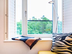 einen Fensterplatz mit einem Kissen und einer Decke in der Unterkunft FeWo Prora - GiGi in Binz