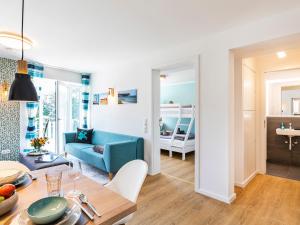 ein Wohnzimmer mit einer blauen Couch und einem Tisch in der Unterkunft FeWo Prora - PRORA week in Binz