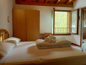 A bed or beds in a room at Hotel Le Polle Még 37 kép