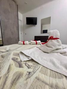 Pokój z łóżkiem z ręcznikiem w obiekcie B&B Aria di Sole w mieście Neapol