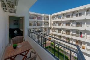 Μπαλκόνι ή βεράντα στο Luxury apartment on the pool