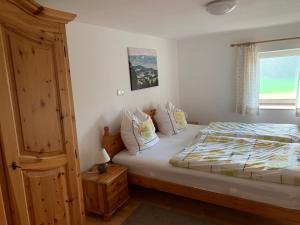 a bedroom with a bed and a window at Ferienhaus Ramersdorf in Kollnburg