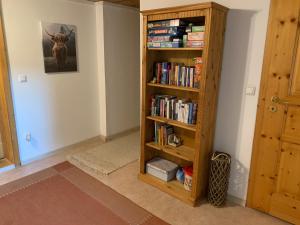a book shelf filled with books in a room at Ferienhaus Ramersdorf in Kollnburg